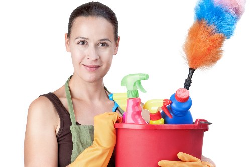 Professional carpets cleaner in Shoreditch refreshing a residential carpet