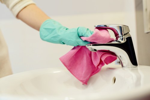 Kitchen deep cleaning during a Shoreditch move-out service